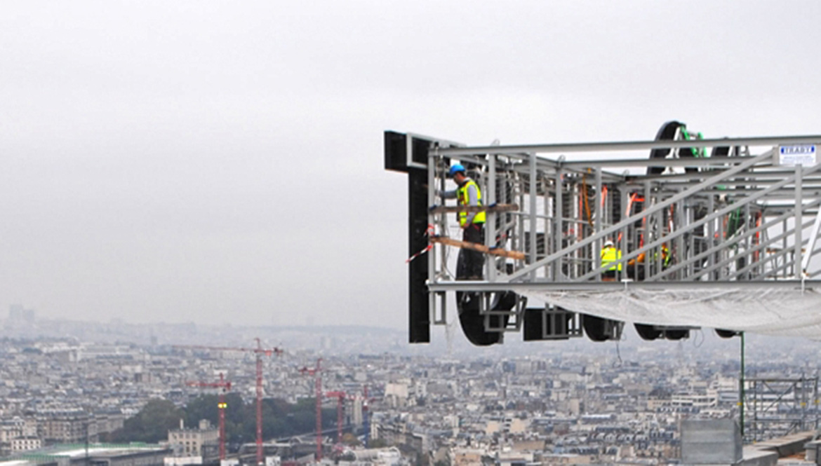 立翔文创LED字母屏成功打造巴黎最高最大LED标牌