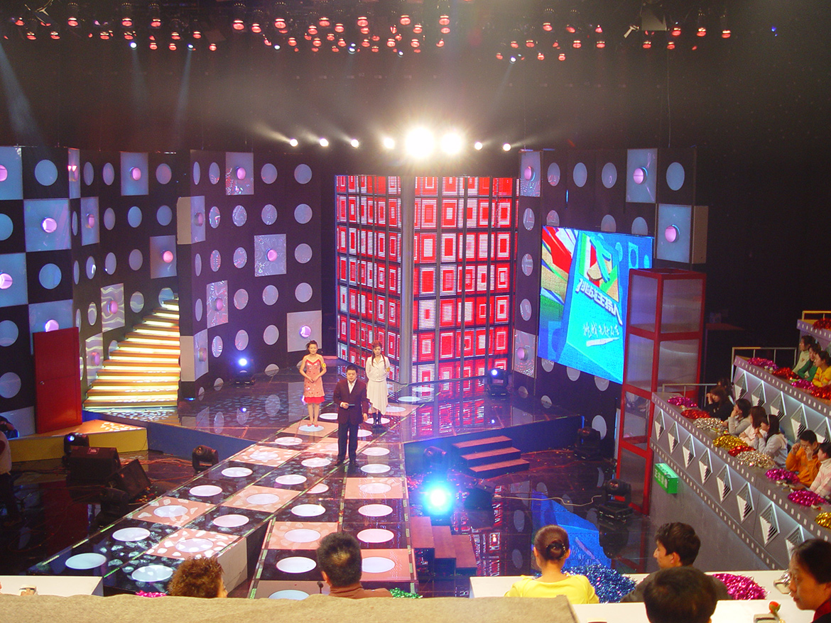立翔文创LED显示屏闪耀2002年CCTV挑战主持人节目