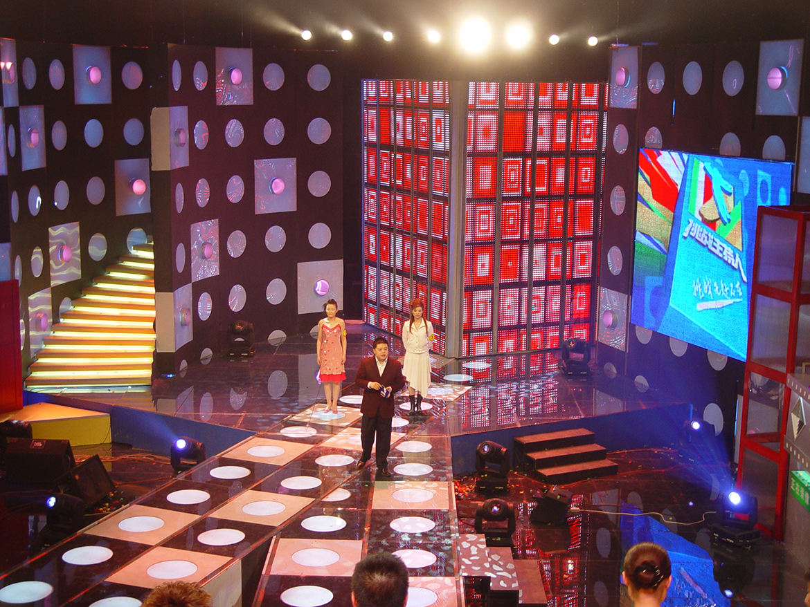 立翔文创LED显示屏闪耀2002年CCTV挑战主持人节目